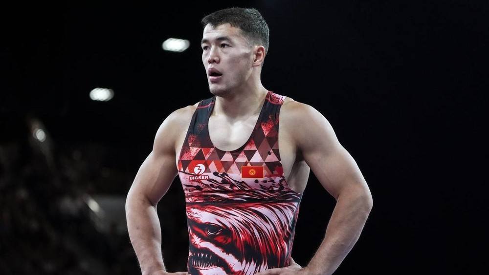 Akzhol Makhmudov in the red wolf-jaw singlet, Paris 2024 Olympics